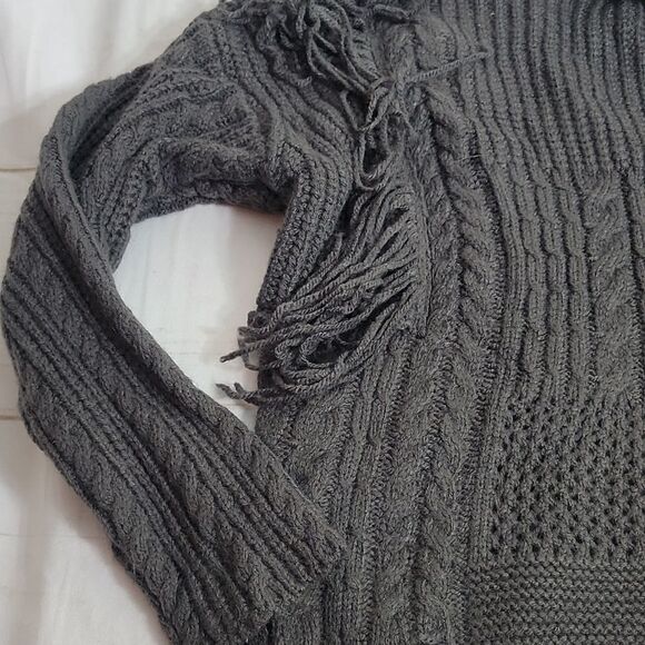 𝅺gray Free Generation Destructed Fringe Sweater with adorable details siz… - Picture 4 of 9